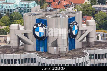 DAS BMW Hochhaus wrd auch Vierzylinder genannt. Hier Hat der Autobauer BMW seinen Hauptsitz. (München, Allemagne, 27.05.2022) Banque D'Images