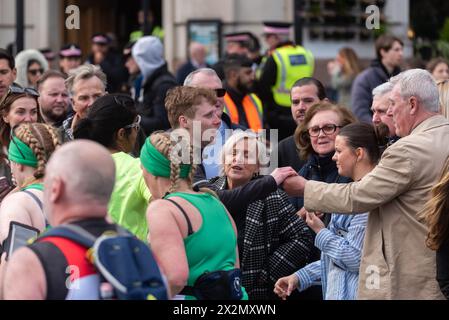 L'acteur Jamie Borthwick joue le rôle de Jay Brown lors du TCS London Marathon 2024, avec des supporters à Tower Hill, Londres, Royaume-Uni. Banque D'Images