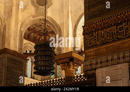 Le Caire, Égypte - 14 novembre 2023 : vue intérieure du célèbre complexe funéraire islamique et de la mosquée du sultan al-Mansour Qalawun dans l'ancien Caire islamique Banque D'Images