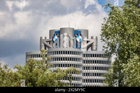 DAS BMW Vierzylindergebäude ist der Hauptsitz des deutschen Autobauers. Zugleich befindet sich das Werk München dort, sowie das BMW Museum und die BMW Banque D'Images