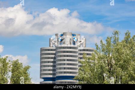 DAS BMW Vierzylindergebäude ist der Hauptsitz des deutschen Autobauers. Zugleich befindet sich das Werk München dort, sowie das BMW Museum und die BMW Banque D'Images