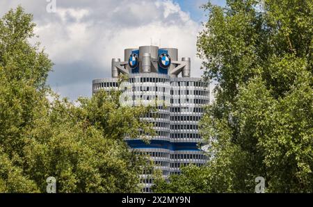 DAS BMW Vierzylindergebäude ist der Hauptsitz des deutschen Autobauers. Zugleich befindet sich das Werk München dort, sowie das BMW Museum und die BMW Banque D'Images