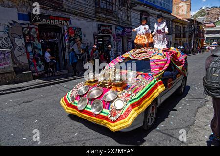 La Paz, Bolivie. 10 janvier 2024. Voiture décorée conduisant dans les rues de la Paz, Bolivie, Amérique du Sud. Banque D'Images
