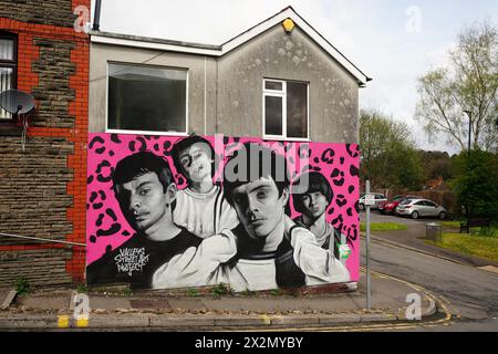 Une murale dédiée au groupe de rock gallois Manic Street Preachers sur un mur de Bridge Street, dans leur ville natale de Blackwood à Caerphilly. La murale a été créée par l’artiste Paul pour le projet Valleys Street Art. Date de la photo : mardi 23 avril 2024. Banque D'Images