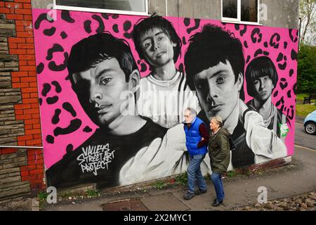 Une murale dédiée au groupe de rock gallois Manic Street Preachers sur un mur de Bridge Street, dans leur ville natale de Blackwood à Caerphilly. La murale a été créée par l’artiste Paul pour le projet Valleys Street Art. Date de la photo : mardi 23 avril 2024. Banque D'Images