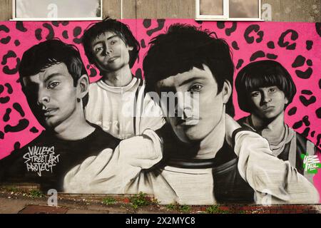 Une murale dédiée au groupe de rock gallois Manic Street Preachers sur un mur de Bridge Street, dans leur ville natale de Blackwood à Caerphilly. La murale a été créée par l’artiste Paul pour le projet Valleys Street Art. Date de la photo : mardi 23 avril 2024. Banque D'Images