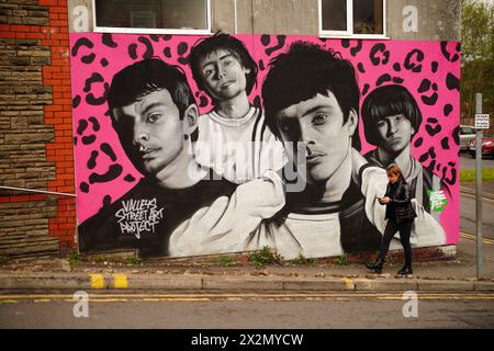 Une murale dédiée au groupe de rock gallois Manic Street Preachers sur un mur de Bridge Street, dans leur ville natale de Blackwood à Caerphilly. La murale a été créée par l’artiste Paul pour le projet Valleys Street Art. Date de la photo : mardi 23 avril 2024. Banque D'Images