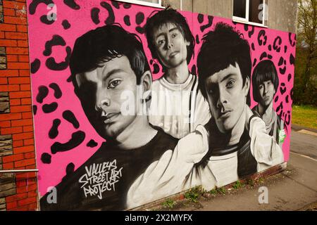 Une murale dédiée au groupe de rock gallois Manic Street Preachers sur un mur de Bridge Street, dans leur ville natale de Blackwood à Caerphilly. La murale a été créée par l’artiste Paul pour le projet Valleys Street Art. Date de la photo : mardi 23 avril 2024. Banque D'Images