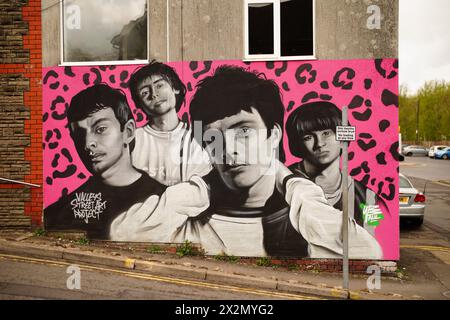 Une murale dédiée au groupe de rock gallois Manic Street Preachers sur un mur de Bridge Street, dans leur ville natale de Blackwood à Caerphilly. La murale a été créée par l’artiste Paul pour le projet Valleys Street Art. Date de la photo : mardi 23 avril 2024. Banque D'Images