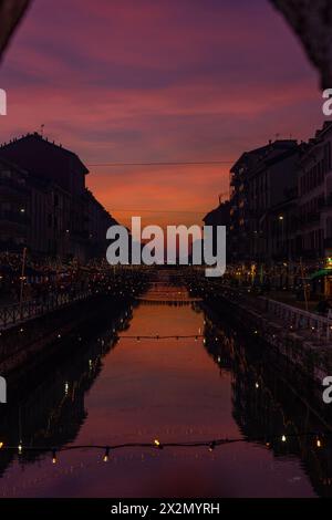 Coucher de soleil sur Naviglio Grande à Milan. Banque D'Images