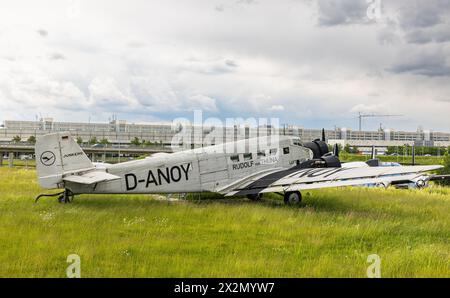 Eine dreimotorige Junkers Ju52 3/m steht beim Besucherpark des Flughafen München. SIE trägt den Übernamen tante Ju. (Halbergmoos, Deutschland, 29.05.2 Banque D'Images