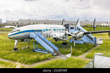 Die Lockheed Super Constellation, welche von Liebhabern Super-Connie genannt wird, wirkt im Besucherpark des Flughafen Münchens verwahrlose Banque D'Images