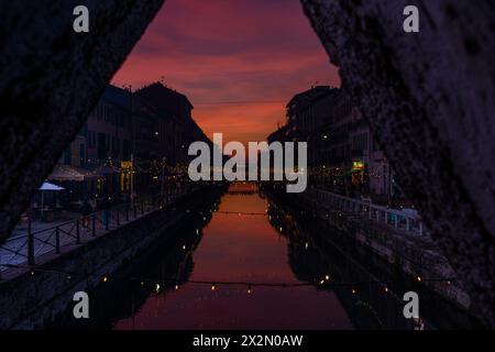 Coucher de soleil sur Naviglio Grande à Milan. Banque D'Images