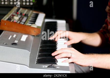 Mains musiciennes sur le clavier de l'orgue électrique Banque D'Images