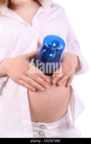 Ventre de femme enceinte en blanc qui a mis le flasheur bleu sur le ventre isolé sur fond blanc. Banque D'Images