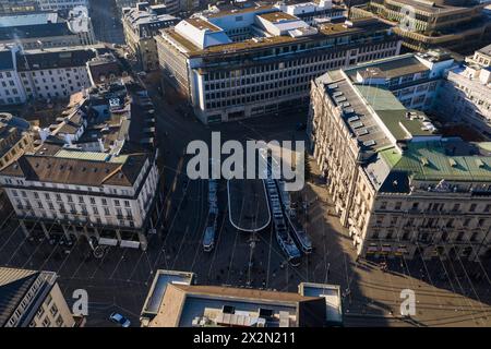 Zurich, Suisse - 13 décembre 2021 : vue aérienne des tramways près de la Parade Platz dans le quartier des affaires et des finances de Zurich avec le siège de Credit Su Banque D'Images