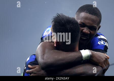 Milan, Italie. 22 avril 2024. Lautaro Martinez (F) et Marcus Thuram (R) du FC Internazionale célèbrent à la fin du match de Serie A entre l'AC Milan et le FC Internazionale au Stadio Giuseppe Meazza le 22 avril 2024 à Milan, Italie . Crédit : Marco Canoniero/Alamy Live News Banque D'Images