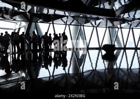 Silhouettes noires de groupe de personnes à côté de grandes fenêtres triangulaires. Banque D'Images