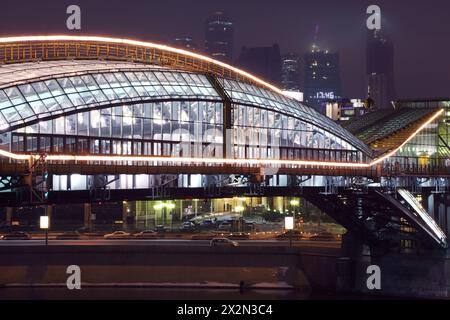 Pont Bogdan Khmelnitsky et vue sur le complexe d'affaires Moscou-ville la nuit à Moscou, Russie. Banque D'Images