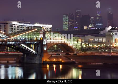 Partie du pont Bogdan Khmelnitsky près de la gare de Kievsky et vue sur le complexe d'affaires Moscou-City la nuit à Moscou, Russie. Banque D'Images