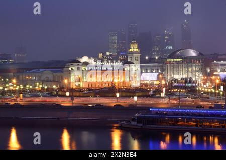 Vue de la rivière Moscou à la gare Kievsky et du centre d'affaires de Moscou la nuit à Moscou, Russie. Banque D'Images