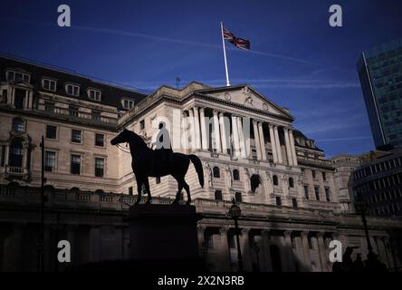 Dossier photo datée du 15/02/24 de la Banque d'Angleterre dans la City de Londres. L'économiste en chef de la banque, Huw Pill, a déclaré que la banque est «loin» de réduire les taux d'intérêt. Date d'émission : mardi 23 avril 2024. Banque D'Images