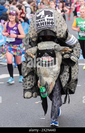 Kenneth Donaldson en costume de rhinocéros participant au TCS London Marathon 2024 en passant par Tower Hill, Londres, Royaume-Uni. Banque D'Images