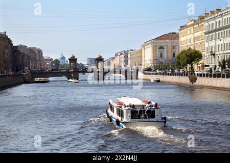 Bateau de plaisance avec des gens sur la rivière Fontanka Banque D'Images