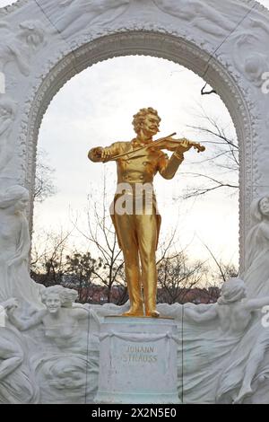 VIENNE- 19 février : statue de Johann Strauss sur piédestal le 19 février 2012, à Vienne, Autriche. Érigé pour la première fois en 1921, le monument de Strauss est positionné en A. Banque D'Images