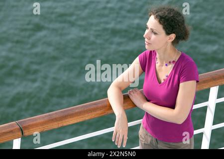 la jeune femme voyageant sur le bateau regarde au loin Banque D'Images