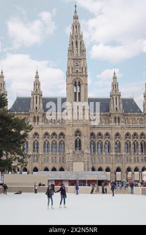 VIENNE - 19 février : les gens patinent sur la patinoire de Wiener Rathaus le 19 février 2011 à Vienne, Autriche. Le Wiener Rathaus a été conçu par Friedrich von Schmi Banque D'Images