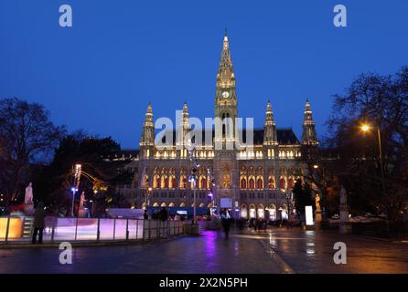 Les gens patinent sur la patinoire de Wiener Rathaus la nuit à Vienne, en Autriche. Banque D'Images