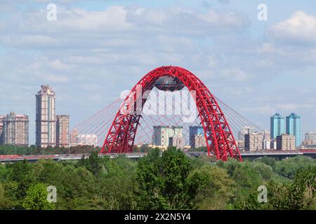 MOSCOU - 5 JUIN : Pont Jivopisny le 5 juin 2011 à Moscou, Russie. Pont Jivopisny - pont à haubans sur la rivière Moscou, est situé sur North-WE Banque D'Images