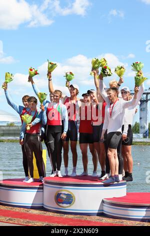 MOSCOU - 5 JUIN : équipe russe d'hommes aviron avec des médailles sur piédestal à la Grande régate de Moscou 2011 le 5 juin 2011 à Moscou, Russie. Banque D'Images