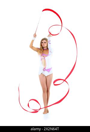 Jeune gymnaste gracieuse avec ruban rouge pose isolé sur fond blanc. Banque D'Images