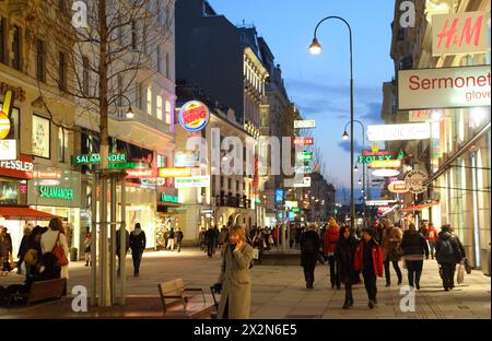 VIENNE- 20 février : les gens vont sur la rue piétonne principale Kartner Strasse la nuit le 20 février 2012 à Vienne, Autriche. Vienna Kartner Strasse Street est le Banque D'Images