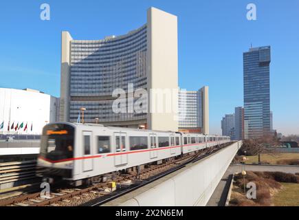 Train près du bâtiment des Nations Unies à Vienne, Autriche. Banque D'Images