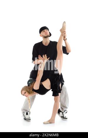 Rappeur tient la jambe de la fille gymnaste avec la boule verte isolée sur fond blanc. Banque D'Images