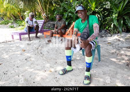 Travailleur de hêtre se relaxant tout en fumant sur Seven Mile Beech, Negril, Jamaïque. Juin 2023. Banque D'Images