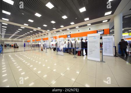 MOSCOU - 22 septembre : passagers à l'aéroport de Sheremetyevo le 22 septembre 2011 à Moscou, Russie. Dans les aéroports de Moscou en 2013 sera mis en œuvre monito automatisé Banque D'Images