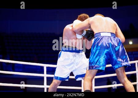 MOSCOU - 13 janvier : combat entre les participants pendant le match de boxe WSB à Moscou au Krylatskoye Sports Palace - basket-Hall, 13 janvier 2012, Moscou, Russie. Banque D'Images