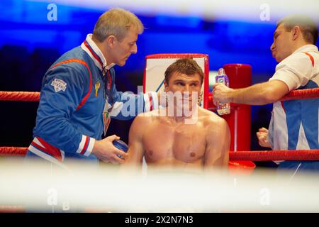 MOSCOU - 13 janvier : D.Shved Dinamo Moscou dans le coin rouge du ring pendant le match de boxe WSB vs Bangkok Elephants, 13 janvier 2012, Moscou, Russie. Match a pris p Banque D'Images