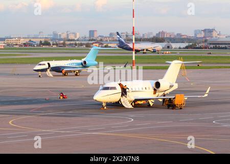 MOSCOU - 22 septembre : des avions de ligne se tiennent sur la piste de l'aéroport de Sheremetyevo le 22 septembre 2011 à Moscou, en Russie. L'aéroport de Sheremetyevo a été ouvert le 11 août 19 Banque D'Images