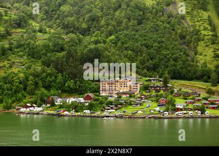 GEIRANGER - JUIN 26 : Hôtel Grande Fjord dans un petit village côtier le 26 JUIN 2011 à Gieranger, Norvège. Hôtel situé près du fjord Geiranger, continué Banque D'Images