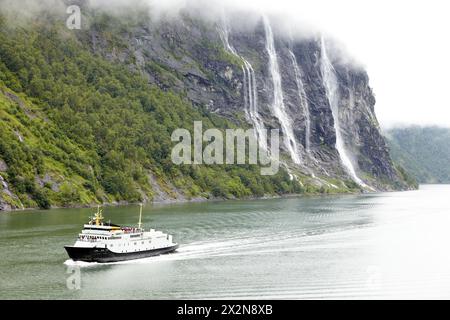 Bateau de plaisance avec touristes dans le fjord Banque D'Images