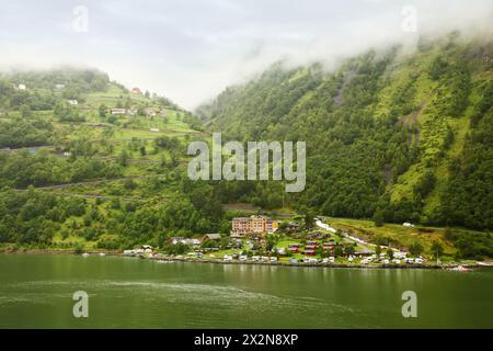 GEIRANGER - JUIN 28 : Grande Fjord Hôtel et montagne dans le brouillard le 28 JUIN 2011 à Gieranger, Norvège. Hôtel situé près du fjord Geiranger, transporté sur uns Banque D'Images