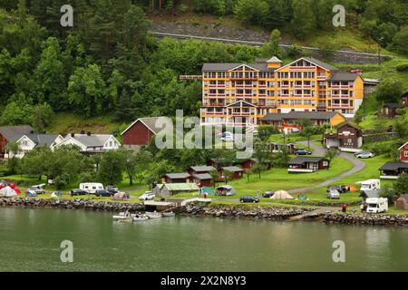 GEIRANGER - JUIN 26 : Grande Fjord Hôtel dans un petit village côtier dans la forêt le 26 JUIN 2011 à Gieranger, Norvège. Hôtel situé près de Geiranger fjor Banque D'Images