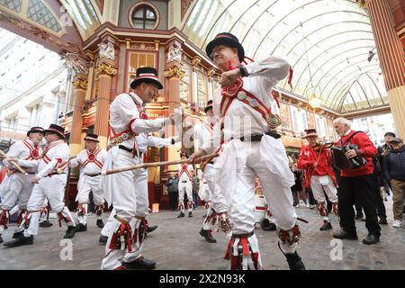 Londres, Royaume-Uni, 23 avril 2024. Les Ewell. Mary's Morris Day hommes divertis avec des danses traditionnelles le jour de la Saint-Georges, dans le marché historique leadenhall de la ville de Londres, Royaume-Uni. St George est le saint patron de l'Angleterre. Crédit : Monica Wells/Alamy Live News Banque D'Images