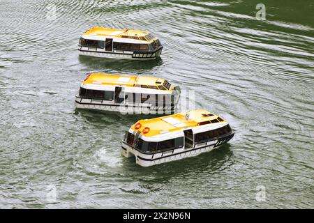 Trois navires vides de transport de passagers à toit jaune se balancent sur les vagues Banque D'Images