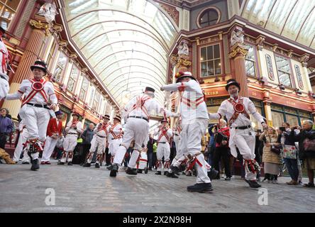 Londres, Royaume-Uni, 23 avril 2024. Les Ewell. Mary's Morris Day hommes divertis avec des danses traditionnelles le jour de la Saint-Georges, dans le marché historique leadenhall de la ville de Londres, Royaume-Uni. St George est le saint patron de l'Angleterre. Crédit : Monica Wells/Alamy Live News Banque D'Images